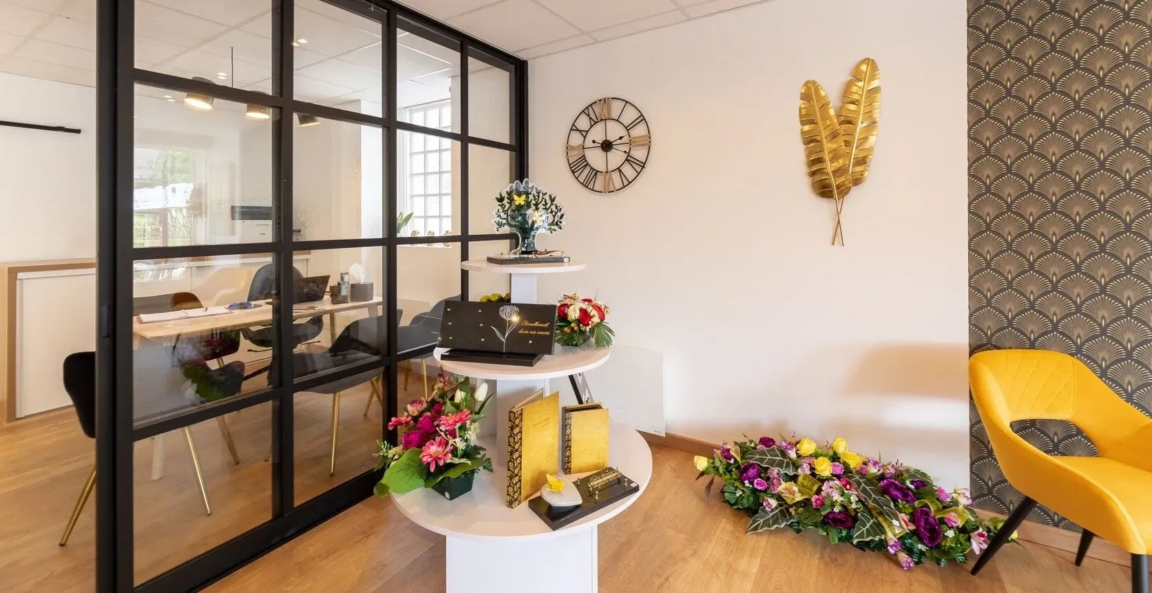 Intérieur de l'agence funéraire Oihandorea avec espace d'accueil et bureau d'entretien.