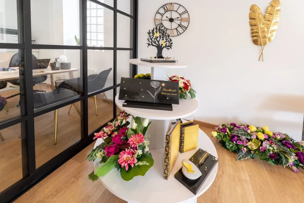 Présentoir de plaques funéraires en granit et compositions florales souvenir.