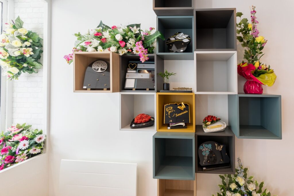 fleurs dans un vase dans un cimetiere