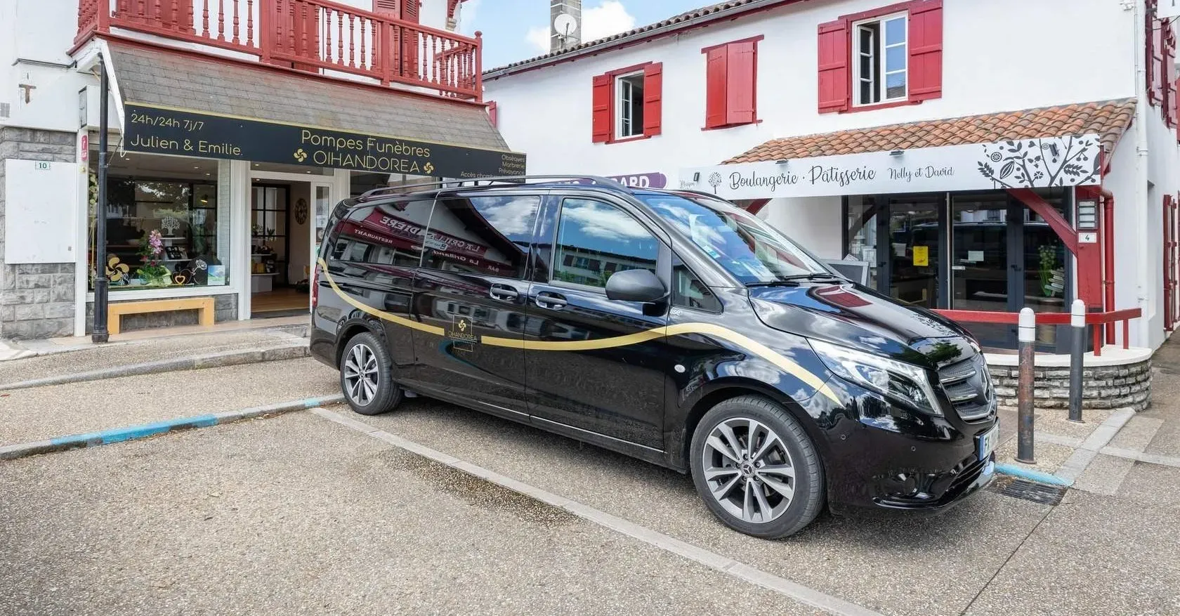 Corbillard de cérémonie Mercedes noir stationné devant l'agence Pompes Funèbres Oihandorea.