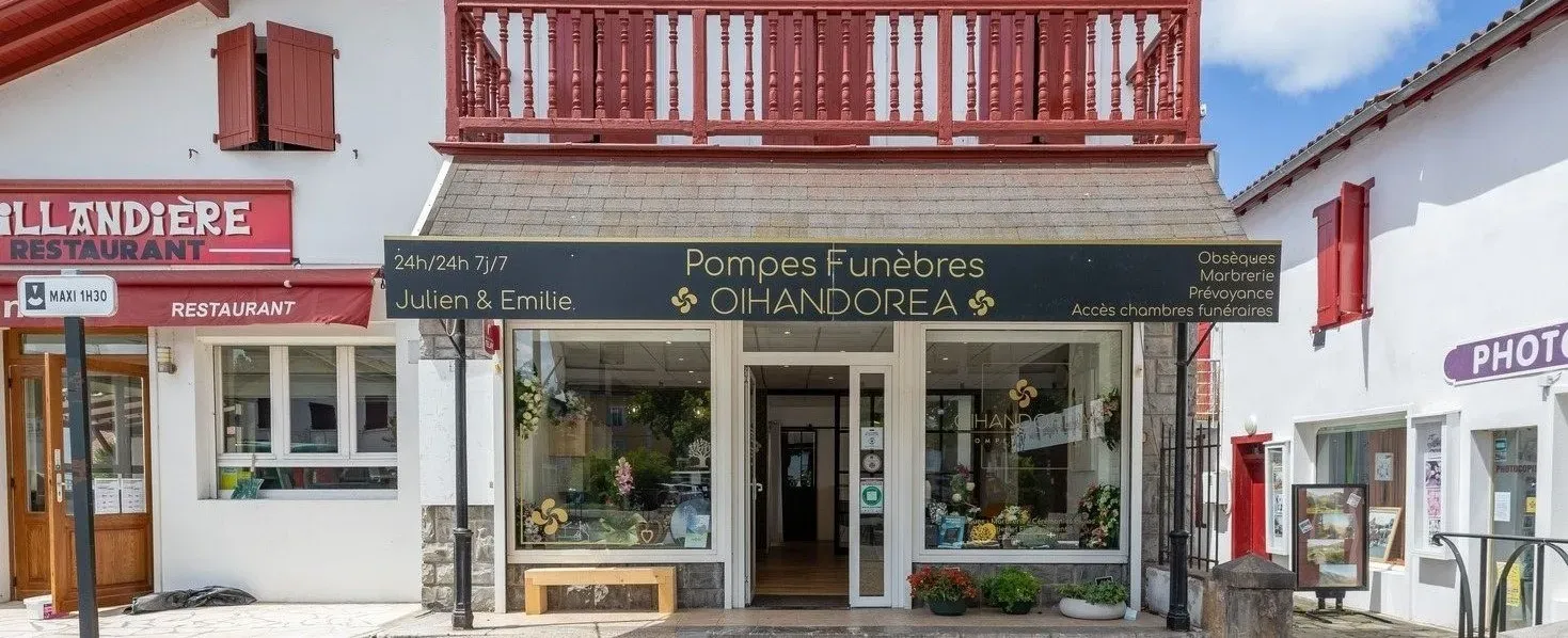 Façade de l'agence des Pompes Funèbres Oihandorea Julien & Emilie de style basque.